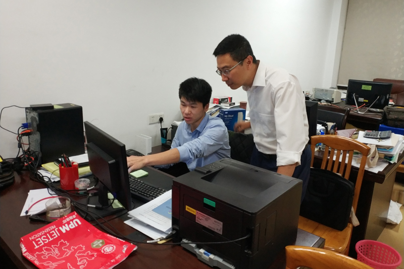 许晓雄查看数据审核工作.jpg