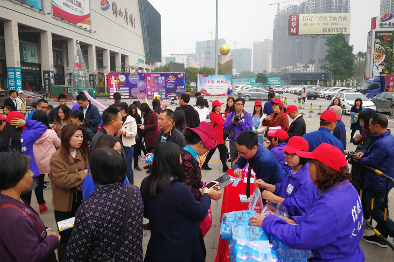 向现场群众派发宣传资料和宣传品.jpg
