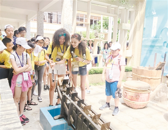 通过夏令营活动，让华裔青少年了解更多台山文化。
