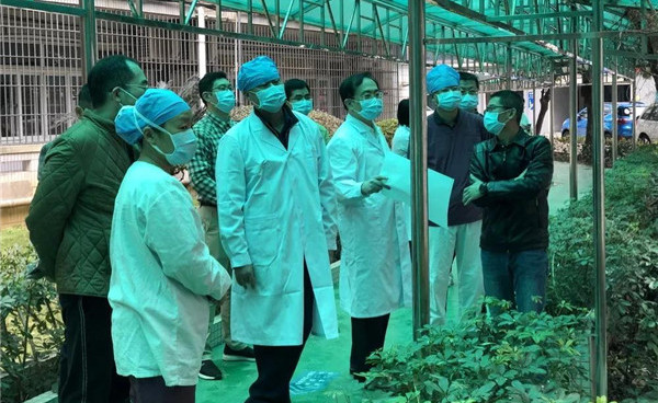 左万里在疫情一线统筹指挥.jpg