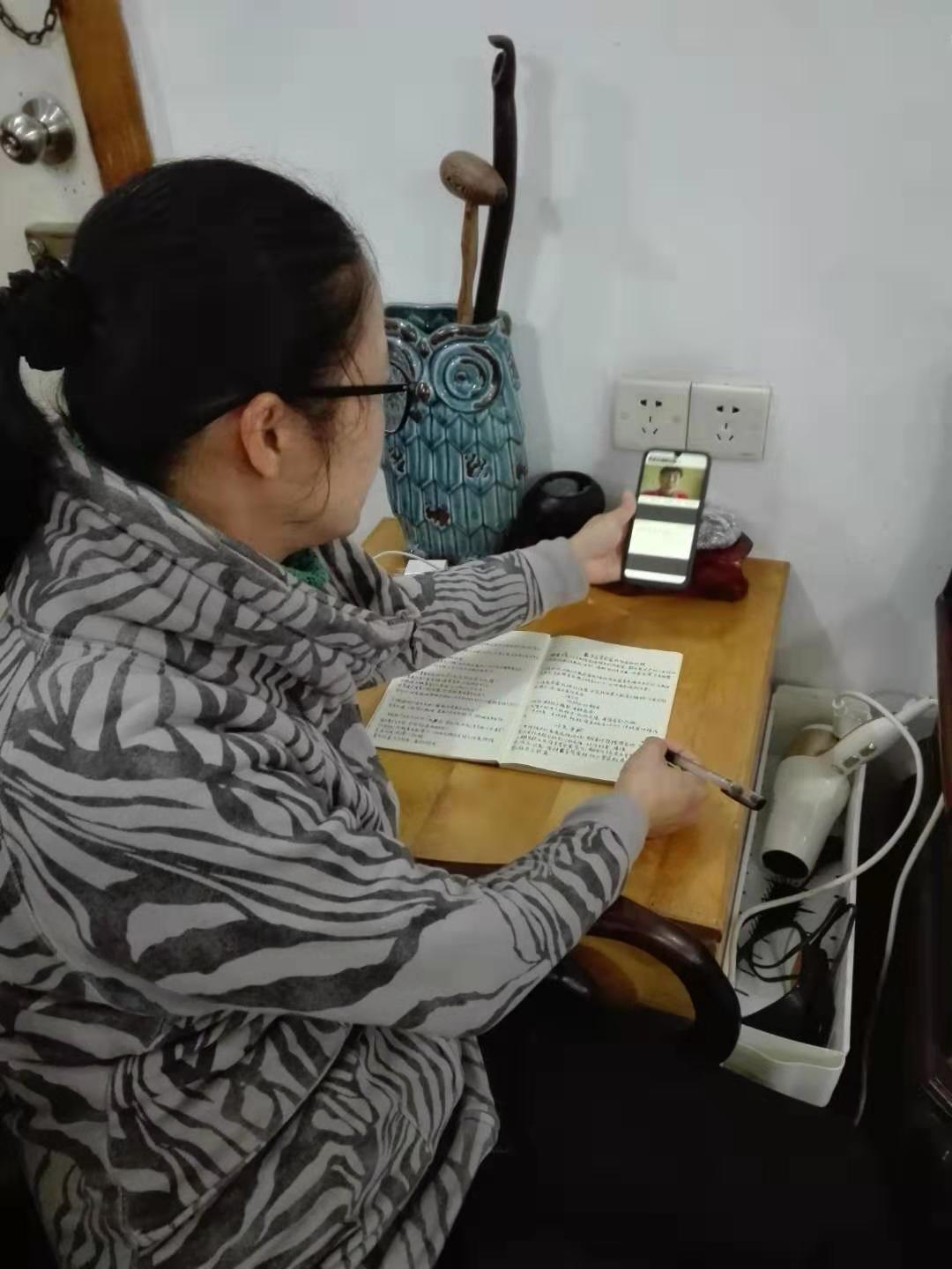江门学员通过手机在家学月嫂.jpg