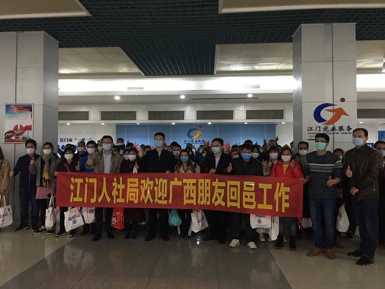3.“点对点”专列包车接员工“回家”.jpg