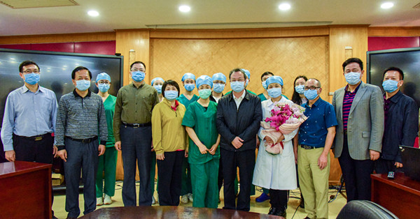 市领导刘毅、赖燕芬、周津明与市中心医院医务工作者合影留念.jpg