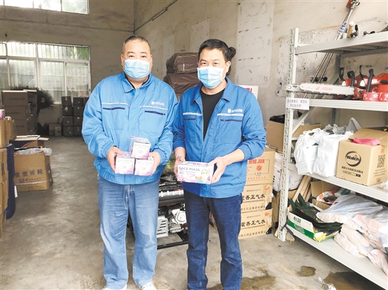 一线环卫工人口罩_戴口罩的环卫工人(2)