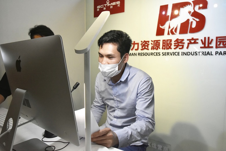 领航人力资源服务公司陈锐经理介绍“复工战”普工网络招聘周活动情况.jpg