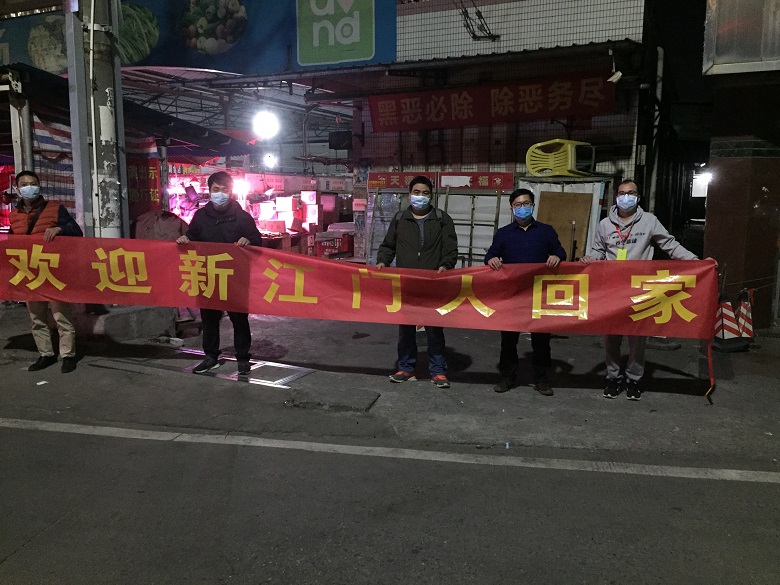 组织专车接“重点防护物资保障企业”员工返岗.jpg