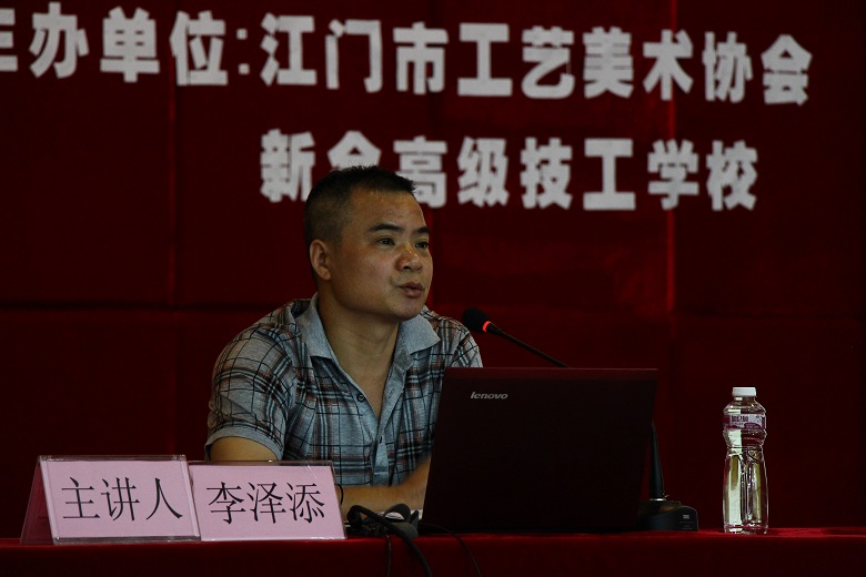 李泽添进校园授课.jpg