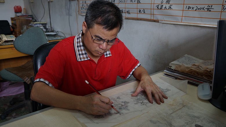 李泽添正在绘制红木家具雕刻图纸.jpg