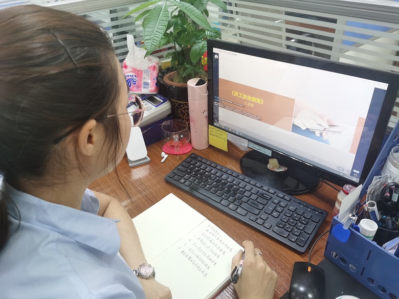 广东芳源环保股份有限公司员工正在线上学习.jpg