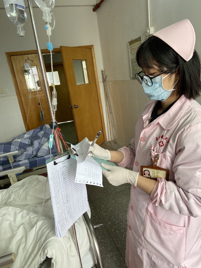 李仙护士在检查病人输液情况.jpg
