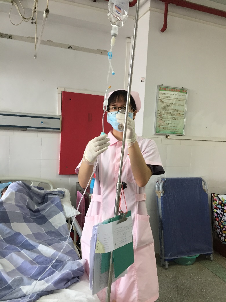 李仙护士在为病人更换输液体.jpg