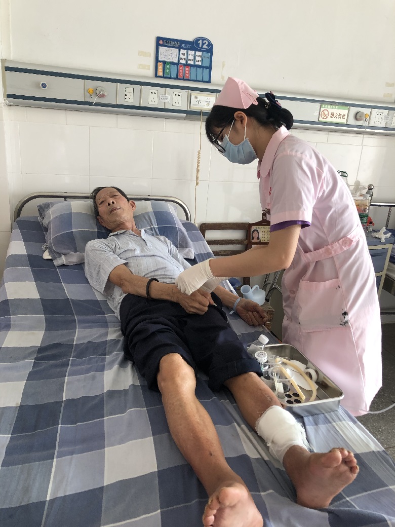 李仙护士在为病人换药.jpg