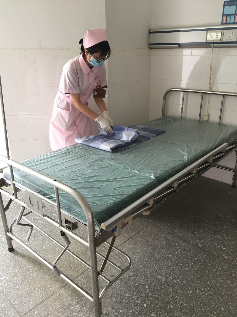 李仙护士在整理病床.jpg