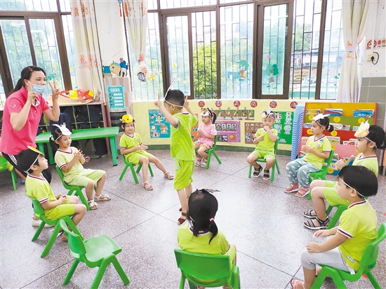 孩子们回到校园参加集体活动,沉寂了几个月的幼儿园又充满了孩子的欢