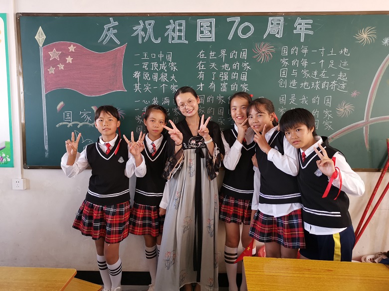 黎奕媚与学生们一起参加国庆大合唱.jpg