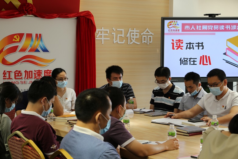 各党员代表在读书沙龙中积极发言、相互鼓劲.JPG