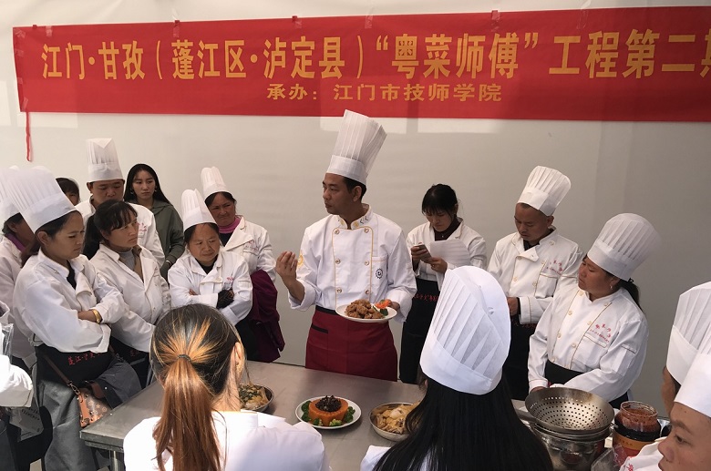 培训教师对学员作品进行点评.jpg
