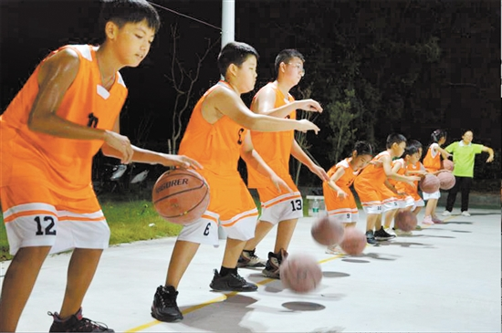 乡镇少年儿童学习打篮球 孩子们充实过暑假