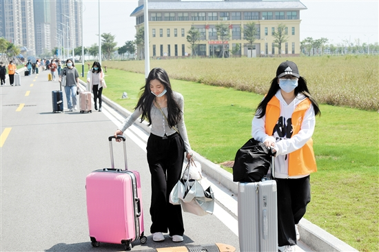 广东江门幼儿师范高等专科学校1487名大一新生报到 "温暖 周到 严谨"