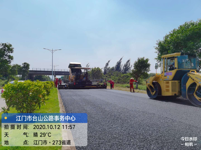 4.240线国评段沥青罩面工程施工中.jpg