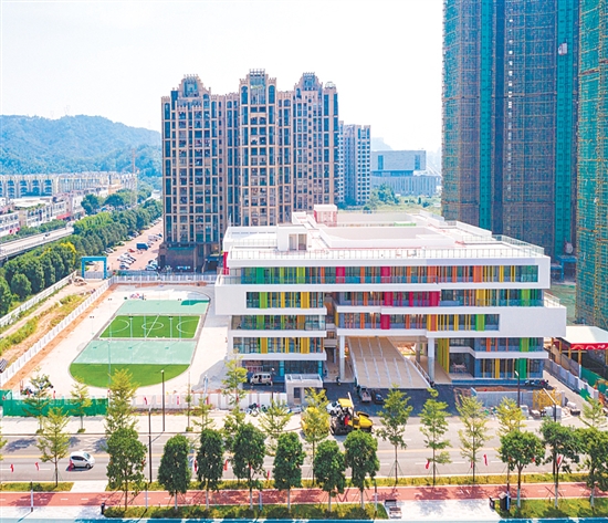 江门一中附属小学外观设计突破传统,现代感,科技感十足.
