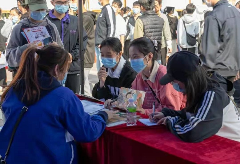 招聘会现场照片2.jpg