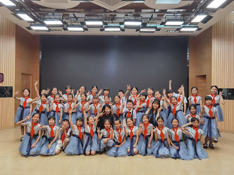 银泉小学合唱团相片_缩小大小.jpg