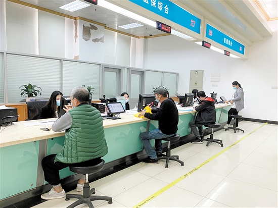 在开平市行政服务中心,市民可以获得方便快捷的政务服务.