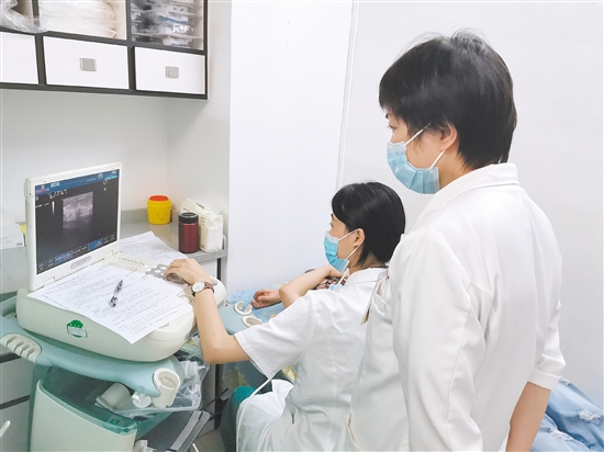 "多亏有"两癌"(宫颈癌和乳腺癌)免费检查,让我保住了这条命.