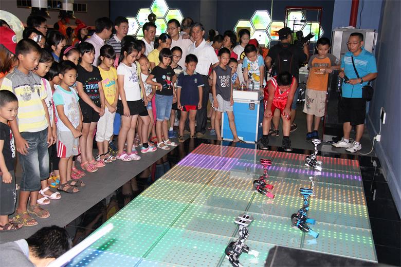 配图3：孩子们在江门市青少年宫看机器人跳舞.jpg