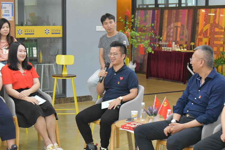 相片4、双创园党员代表爱运动APP项目负责人廖锦华谈观后感和创业分享.JPG