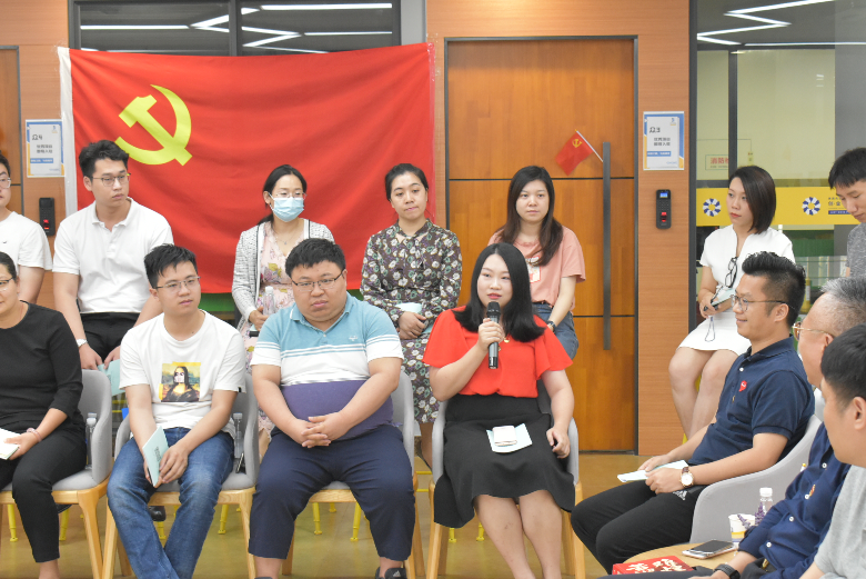 相片5、双创园党员代表美誉建站项目负责人黄惠玲谈观后感和创业分享.JPG
