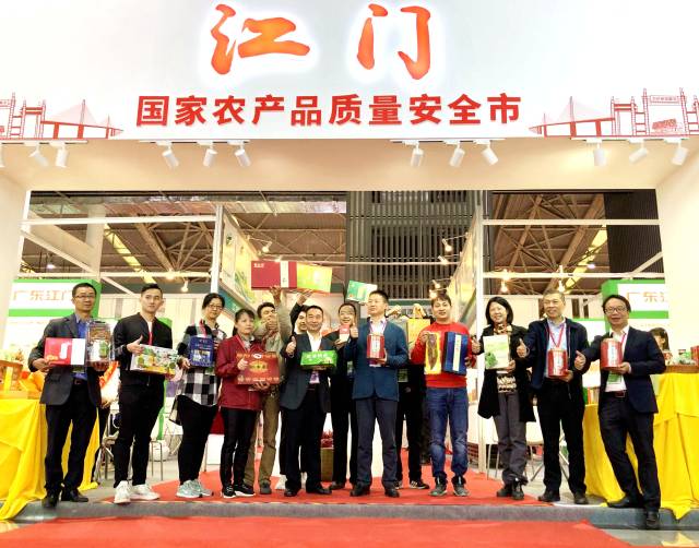 江门市副市长王长青（前排右5）、江门市农业农村局局长郑少强（前排左5）为江门市农产品点赞。