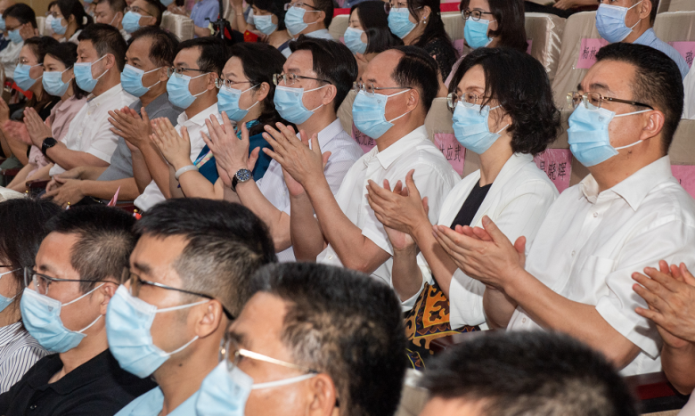 图1：市领导观赛.png