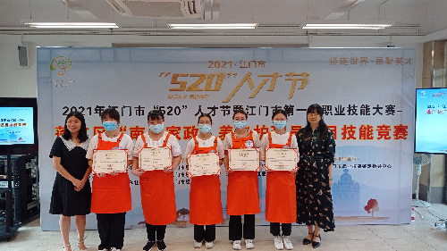 6.领导嘉宾为优胜奖选手颁奖.jpg