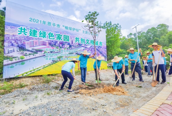 210528植树添新绿共建森林小镇 (7).jpg