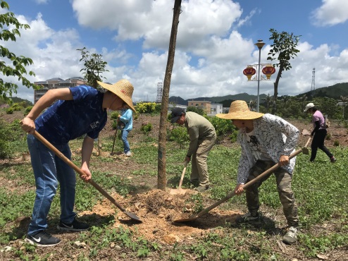 210528植树添新绿共建森林小镇 (12).jpg