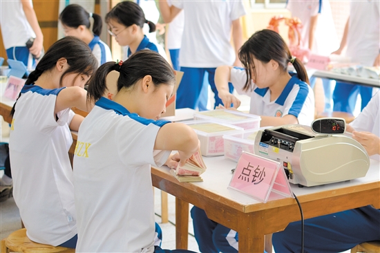 点钞,调酒,声乐,茶艺……职校学生展示专业技能