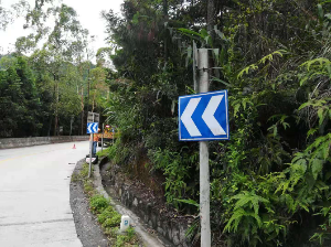 规范公路急弯处警示标志（养护中心供图）.jpg
