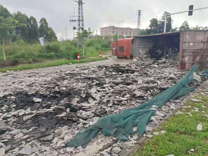 公路信息kp062-货车侧翻.jpg