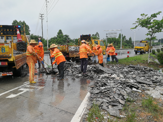 公路信息kp062-冒雨清理.jpg
