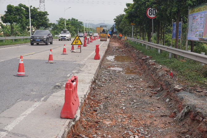 公路信息kp069-施工现场，挖除旧路肩_副本.jpg