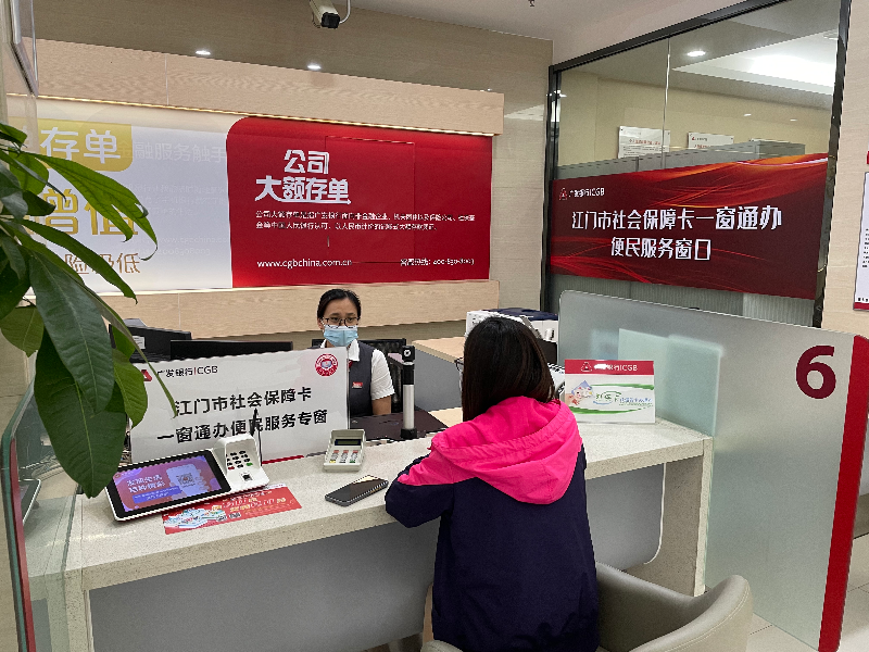 市民在服务点办理业务照片.jpg