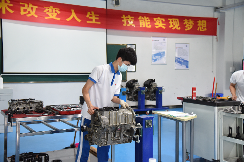 11汽车维修工项目比赛现场.JPG