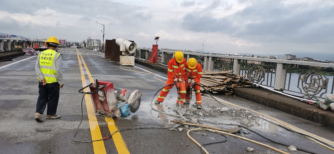 7.22 公益大桥桥面铺装层凿除.jpg