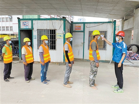 工人在进入交通工程项目施工现场前,均要接受体温检测.