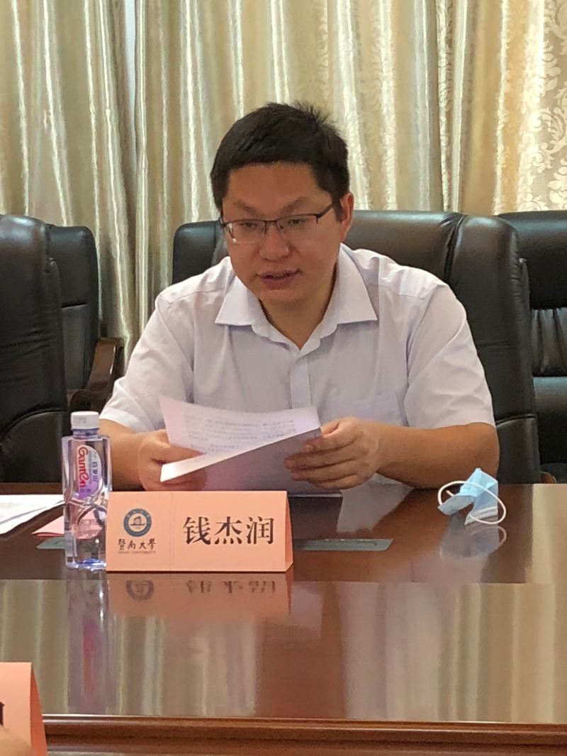【图3】江门市人力资源和社会保障局党组书记、局长钱杰润介绍相关工作情况.JPG