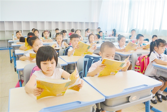 农林双朗小学的孩子们在崭新的教室里学习。娄丹摄