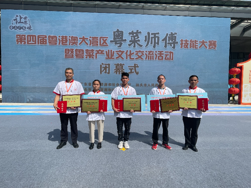 5名获奖选手留影.jpg