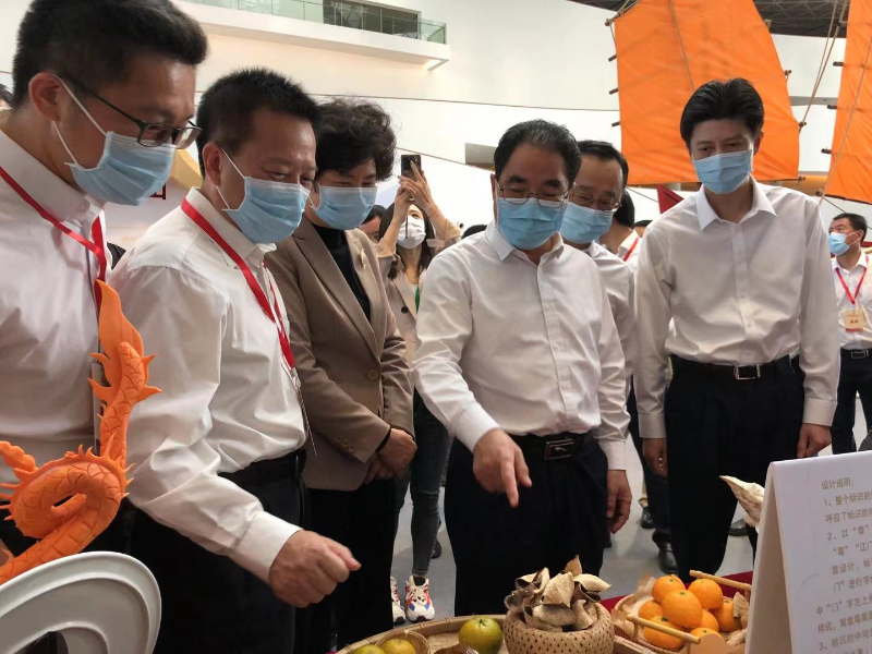 广东省委常委叶贞琴同志和省委统战部副部长庞国梅同志亲临江门展示区了解我市粤菜师傅工程情况.jpg